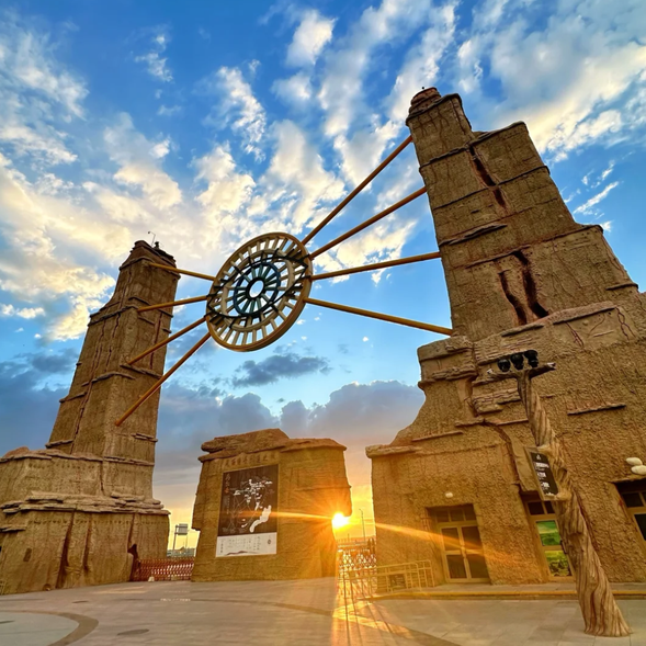 今天,我們將從【布爾津】出發,前往神秘而壯觀的【烏爾禾世界魔鬼城】探索這片鬼斧神工的雅丹地貌,感受大自然的奇異魅力。之後,驅車前往【奎屯】,結束充滿震撼的一天。
烏爾禾【世界魔鬼城】是一片天然形成的雅丹地貌,因千萬年的風蝕作用形成了獨特的地形地貌,被譽為“地球上的外星世界”。整個魔鬼城遍佈奇形怪狀的石柱、岩丘和峽谷,有的像古堡,有的如宮殿,形態各異,栩栩如生。在風聲的作用下,整片地區彷彿傳出怪異的低語聲,讓人聯想到傳說中的“魔鬼城”。
這裡是無數電影取景的聖地,包括著名的《臥虎藏龍》,更增添了這片土地的神秘與魅力。清晨或黃昏時分,陽光將石柱和岩丘染成金色或紅色,整片大地像披上了一層奇幻的光影。遊客可以沿著設置好的步道漫步,深入欣賞這片大自然的藝術品,或者登上觀景台俯瞰整個魔鬼城的壯麗景觀。這裡的壯美和荒涼讓人感受到大自然的無窮力量與時間的沉積,是一個令人難忘的絕佳景點。