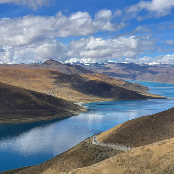 【羊卓雍措】
它被譽為“世界上最美麗的水”。湖水清澈湛藍,宛如藍寶石鑲嵌在群山之間,遠方的雪山倒映在湖面上,景色如詩如畫。羊湖的廣闊與靜謐讓人心曠神怡,是攝影愛好者的天堂。