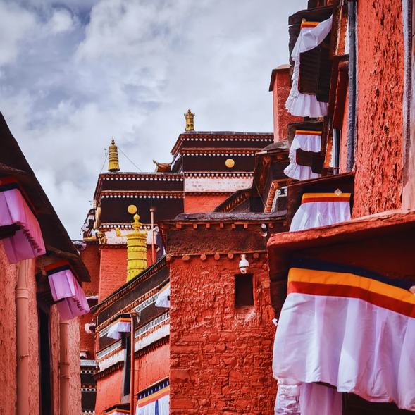 今天的行程將帶您參觀藏傳佛教格魯派的重要聖地【扎什倫布寺】,領略其深厚的歷史與宗教文化。結束後,返回【拉薩】,在沿途壯美的高原風光中為這段旅程畫上圓滿的句號。
【扎什倫布寺】
作為黃教六大寺之一,【扎什倫布寺】是歷代班禪大師的駐錫地與靈魂安息地。它曾是後藏政權的統治中心,也是藏傳佛教的重要象徵。寺內供奉著高達28米、世界上最大的銅制鎏金佛像【強巴佛】(彌勒佛像),其金碧輝煌的雕刻工藝令人讚嘆不已。走進這座歷史悠久的寺廟,您將感受到信仰的力量與文化的深遠影響。
結束扎什倫布寺的參觀後,將返回【拉薩】。
途中,靜靜欣賞高原大地的壯美與寧靜,讓這趟旅程的記憶深深印刻於心。傍晚抵達拉薩,夜宿四星標準酒店,為這次藏地之旅的最後篇章準備。