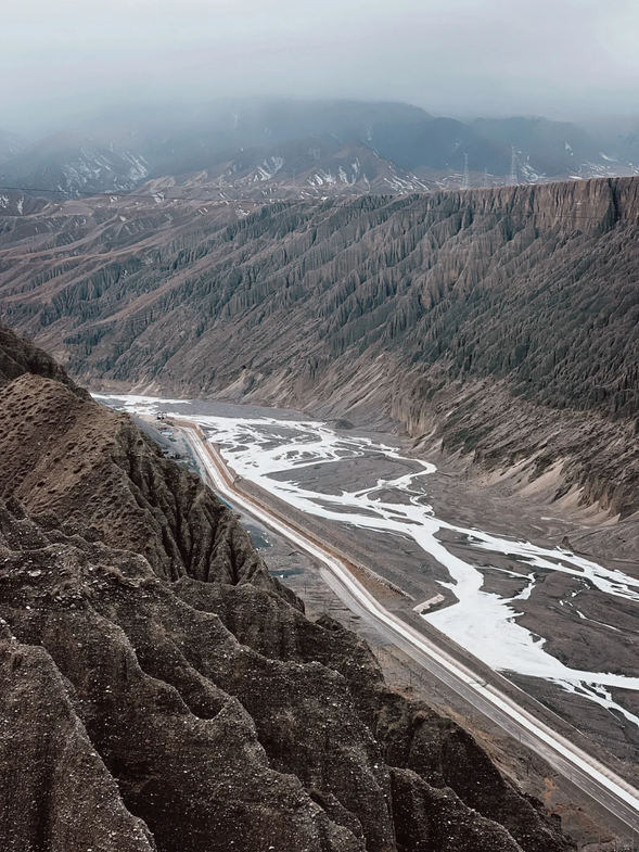 烏爾禾-獨山子-奎屯
主要景點:獨山子大峽谷
住宿:奎屯錦匯國際或奎屯星呈酒店級或同級
今天我們將抵達【獨山子大峽谷】,這裡以其壯麗的地貌和多樣的體驗項目而聞名,無論是追求刺激還是悠閒放鬆,都能滿足不同遊客的需求!
-推薦自費活動
直升機體驗:俯瞰大峽谷的全景,從空中感受壯觀的自然奇景。
高空走鋼索:挑戰自我,從高空俯瞰峽谷的震撼景色。
步道探索:沿著峽谷步道漫步,近距離欣賞峽谷壯麗景觀。
-拍照與放鬆小憩
如果想輕鬆一點,也可以在峽谷邊拍攝壯麗風景,留下一組獨特的旅遊照片。附近還有一家景觀咖啡廳,特別推薦坐在戶外區,點上一份特色甜點搭配香濃咖啡,一邊品味美食,一邊欣賞峽谷風光,讓身心徹底放鬆!
不論您選擇哪種方式,都能在這裡度過一段難忘的時光。記得留意時間安排,讓我們在美好的景色中體驗專屬於您的旅遊樂趣吧!