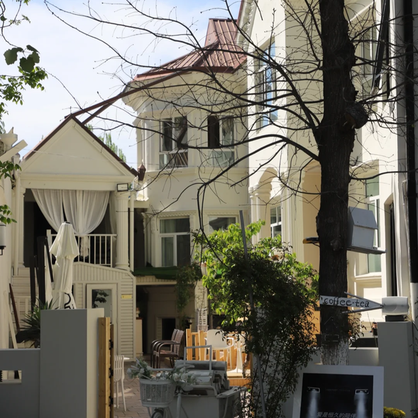 【六星街】是伊寧的一條歷史街區,融合了中亞、俄羅斯和維吾爾族文化的建築風格。街道兩旁布滿了特色商鋪、咖啡館和小吃攤,遊客可以在這裡品嚐地道的新疆美食,挑選民族特色工藝品,或者拍攝充滿異域風情的街景,是了解當地文化和放鬆身心的理想之地。