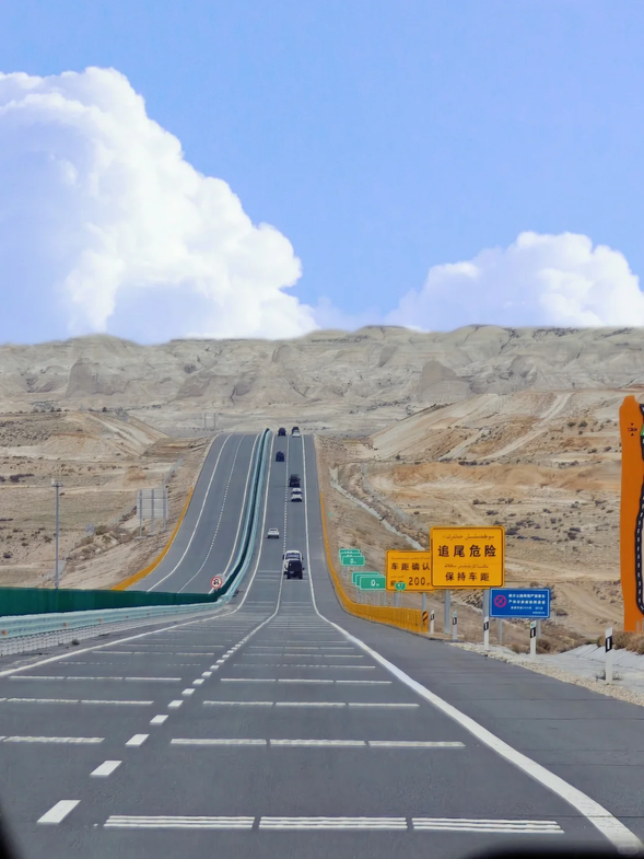 烏魯木齊-烏倫古湖-布林津
主要景點:烏倫古湖,S21公路沿途最美風景
住宿:布林津河畔藝墅酒店或同級
今天將駛上【S21沙漠公路】,前往充滿俄羅斯風情的【布爾津小鎮】。途中會經過壯美的【烏倫古湖】,並沿途欣賞沙漠公路上變幻多端的獨特景致,感受自然的無限魅力