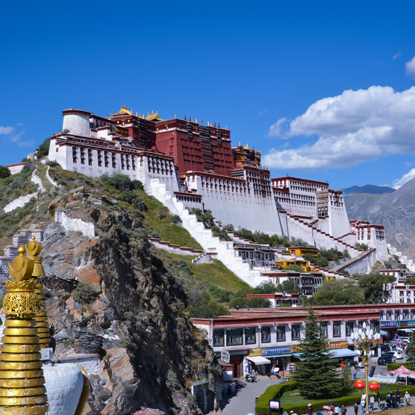 【布達拉宮】
這裡是歷代達賴喇嘛的駐地,也是西藏的政教權力中心,充滿了宗教與歷史的深厚意義。布達拉宮內保存著大量珍貴的佛像、壁畫與經文,是了解藏傳佛教文化的必訪之地。登上布達拉宮前需攀爬1080級階梯,過程雖然辛苦,但您可以俯瞰整個拉薩城,壯麗的景色會讓人忘卻疲憊。請特別注意,進入布達拉宮後禁止拍照,並需遵守參觀規範。
