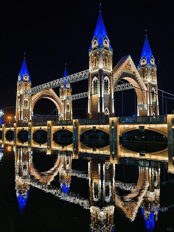 【布爾津】
布爾津城市擁有一份獨特的童話般的浪漫。這座與俄羅斯、哈薩克斯坦、蒙古國三國接壤的邊陲小鎮,到處都是馬卡龍色的俄式城堡建築,踏入那一刻,仿佛置身於童話世界。夜宿布林津,欣賞這份甜蜜的浪漫吧。