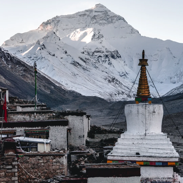 【絨布寺】
世界上海拔最高的寺廟,坐落於海拔5154米的高地。這座千年古剎不僅是西藏宗教文化的象徵,更是眺望珠峰的最佳角度之一。在此仰望珠穆朗瑪峰,感受信仰與自然的交融,令人心生敬畏。