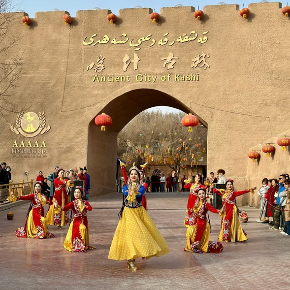 今天,我們將從【阿克蘇】出發,沿著古絲綢之路,駛向具有濃厚西域風情的【喀什古城】。抵達後,您將深入這座歷史悠久的古城,感受南疆文化的濃厚氛圍與千年不變的繁華。