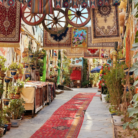 【喀什古城】位於喀什市中心,是中國保存最完整的西域古城之一,擁有2000多年的歷史。作為絲綢之路的重要節點,喀什古城融合了多民族的文化與建築風格,充滿濃厚的異域風情。城內佈局錯落有致,蜿蜒的巷道和迷宮般的街區讓人彷彿穿越時空,走進歷史的長河。
漫步在古城中,您可以看到土黃色的民居、雕花精美的木門以及手工藝人專注製作的場景。這裡還分佈著許多當地特色的商鋪,售賣手工地毯、維吾爾服飾和精緻的銅器,是購買紀念品的理想之地。此外,古城內還有豐富的美食選擇,從地道的烤羊肉串到香濃的奶茶,無不讓人回味無窮。
傍晚時分,當夕陽將整座古城染成金黃,喀什古城散發出無與倫比的魅力。這裡既是了解南疆文化的窗口,也是攝影愛好者的天堂,每一個角落都充滿了故事與情懷。今晚,您將留宿喀什,感受這座千年古城的夜晚風情,為接下來的旅程蓄力。