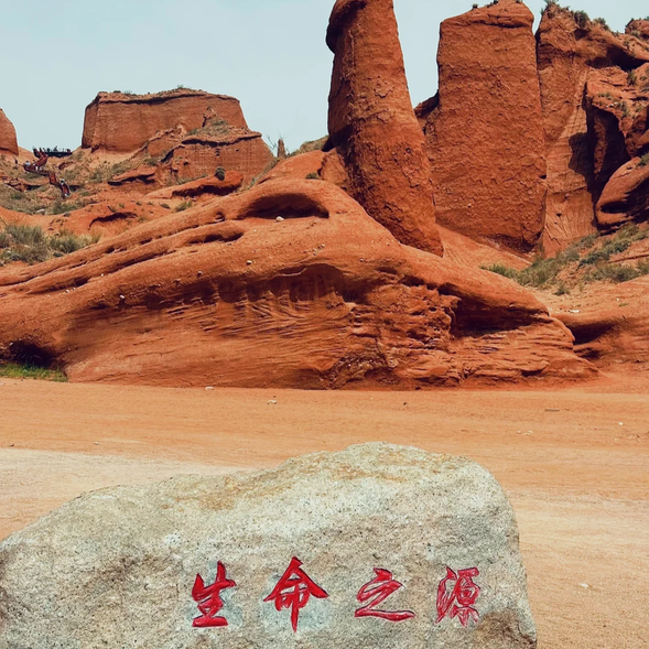 今天,我們將從【庫車】出發,前往壯麗的【天山托木爾大峽谷】,探索天山腳下的自然奇觀,感受它的雄偉與靜謐。之後抵達【阿克蘇】,享受南疆小城的愜意時光。
【天山托木爾大峽谷】位於天山南麓,是天山地區最壯觀的峽谷之一,被譽為“中國的科羅拉多大峽谷”。峽谷由紅色砂岩經過數億年的風化和流水侵蝕形成,具有獨特的地貌特徵。峽谷內壁高聳,岩層紋理清晰,構成了一幅鬼斧神工的自然畫卷。當陽光照射在紅色岩壁上,整個峽谷宛如燃燒的烈焰般耀眼奪目。