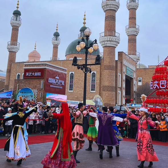 【烏魯木齊】
是新疆的首府,是絲綢之路的重要節點和探索新疆的起點。作為世界上距海洋最遠的大型城市之一,融合了多民族文化與現代魅力。
城市中既有現代化高樓,也保留了民族特色建築,展現出獨特的異域風情。
這裡還是新疆美食的集中地,烤肉、抓飯、手抓羊肉等特色美食不可錯過。值得一遊的景點包括【紅山公園】、【新疆國際大巴扎】和【新疆博物館】,讓旅客更好地了解新疆的歷史與文化。
晚上您可以選擇休息或自由活動,感受烏魯木齊的獨特氛圍。