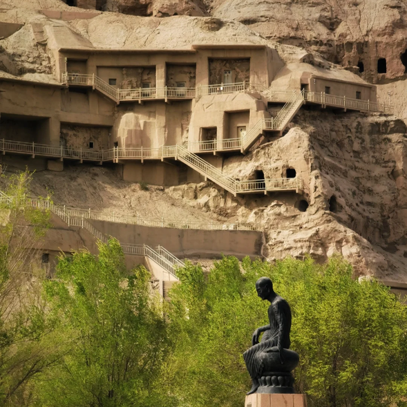 【克孜爾千佛洞】是中國現存最早的大型佛教石窟之一,始建於公元3世紀,被譽為“絲路石窟藝術的明珠”。石窟分佈於峭壁之上,內部的壁畫以其鮮豔的色彩與細膩的筆觸展現了佛教文化的繁榮,融匯了中亞與印度的藝術風格。遊覽千佛洞,您將被震撼於這些跨越千年的藝術瑰寶所傳遞出的深邃精神與歷史內涵。