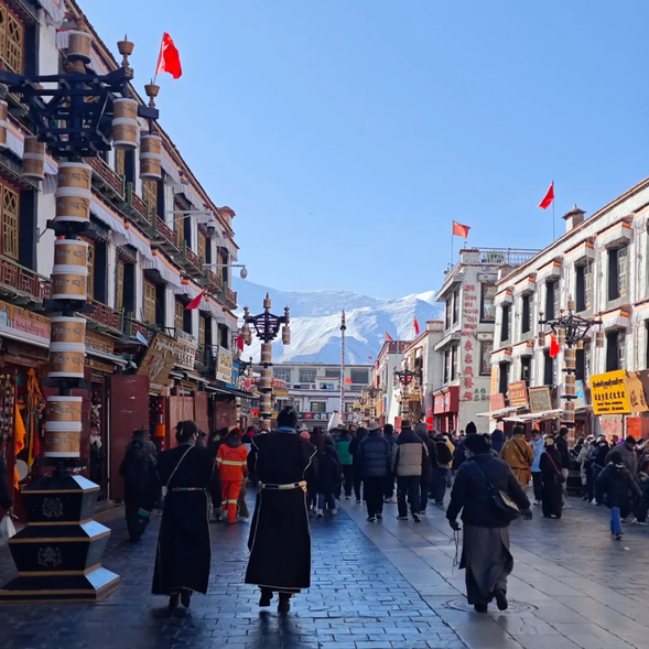 【八廓街】
這是一條充滿藏族文化氣息的手工藝品市場。以大昭寺為中心順時針轉一圈,模仿虔誠的藏民進行轉經,或者挑選特色手工藝品作為紀念。此外,您還可以在街頭感受悠閒的氣氛,找個甜茶館品嘗當地茶飲,體驗藏族人恬靜的生活方式。