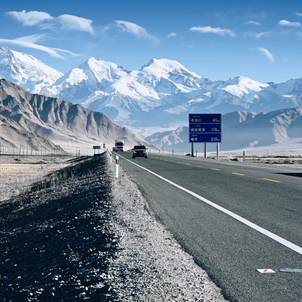 今天,我們將沿著帕米爾高原的壯麗景觀前行,遊覽如詩如畫的【白沙湖】,欣賞純淨的【喀拉庫勒湖】,遠觀巍峨的【慕士塔格峰】。最終抵達【塔什庫爾幹】,感受帕米爾高原的壯美與寧靜。
【慕士塔格峰】是帕米爾高原最具代表性的山峰之一,海拔7546米,被稱為“冰山之父”。遠觀慕士塔格峰,雪峰在陽光下閃耀著聖潔的光芒,氣勢磅礴,讓人心生敬畏。這座山峰與周圍的高山湖泊共同構成了帕米爾高原上最具視覺衝擊力的自然景觀。