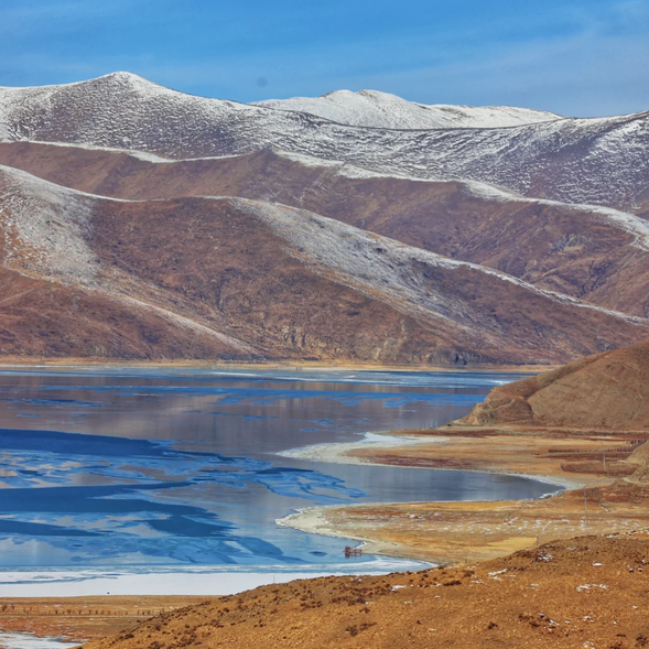 拉薩 → 羊卓雍措 → 卡若拉冰川 → 江孜 → 日喀則
今天,我們將從拉薩出發,穿越壯麗的高原風光,探訪【羊卓雍措】的湛藍湖水,近距離欣賞【卡若拉冰川】的壯麗冰雪,走進充滿歷史意義的【江孜古城】與【白居寺】。最後抵達西藏第二大城市【日喀則】,享受舒適的夜晚。