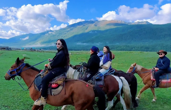 布爾津-喀納斯
主要景點:阿勒泰騎馬深度玩*贈一小時
住宿:喀納斯景區民宿或同級
在【阿勒泰】騎馬,不僅僅是一次簡單的騎行,更是一場與自然與文化的深度交流。當你坐在馬背上,遙望遠方的山巒與廣
袤的草原,耳邊回蕩著風聲與馬蹄的節奏,這一切都讓人感受到一種與天地融為一體的自由與壯美。這裡的馬兒不僅是哈薩
克人的夥伴,更是他們世代相傳的文化象徵。
與馬兒同行一起深入阿勒泰,聆聽草原上的故事,感受那份屬於這片土地的樸實與純粹。
快來阿勒泰,與馬兒一同記錄屬於你的草原故事,這將會是一段充滿浪漫與驚喜的旅程。
(騎馬的方案會依照天氣,以及行程有所調整,大約都是一小時的時間,如遇天氣不佳,則把騎馬改到後面其他地點)
★並且特別安排夜宿喀納斯,在星空下與大自然同息共息,讓心靈與天地共鳴。免去長途跋涉之苦,盡享喀納斯景區的無邊