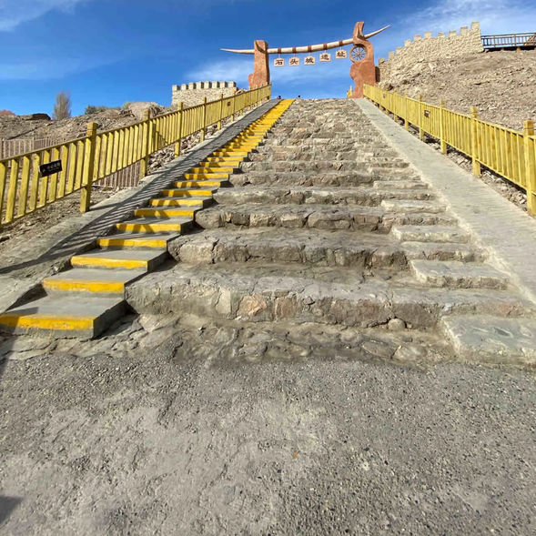 今天,我們將從【塔縣】出發,探訪帕米爾高原上的歷史遺跡【石頭城】,感受這座古老城池的雄偉與滄桑。隨後驅車返回【喀什】,結束一天充滿歷史與文化魅力的旅程。
【石頭城】位於塔什庫爾幹縣,是絲綢之路南道的重要關隘之一,擁有2000多年的歷史。這座城池建於帕米爾高原的丘陵之上,由石塊堆砌而成,因此得名“石頭城”。城內遺址依稀可見當年的官署、城門與軍事防禦設施,見證了古代西域的繁榮與風雲變幻。