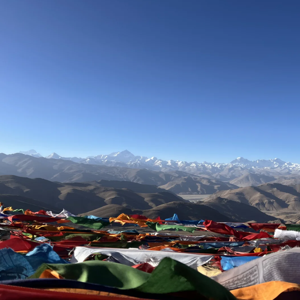 【加烏拉山口】
這裡是俯瞰珠峰群峰的最佳位置之一。當天氣晴朗時,珠穆朗瑪峰以及周邊的幾座8000米級山峰清晰可見,氣勢磅礴,令人屏息。山口的觀景台是一個絕佳的拍攝點,記錄下這令人驚嘆的高原風光。