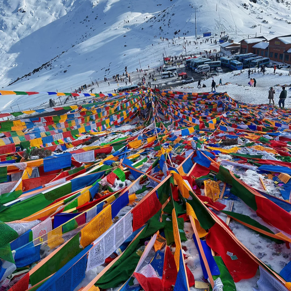 【南迦巴瓦峰】
南迦巴瓦峰被譽為“中國最美山峰”,終年雲霧繚繞,能一睹真容實屬幸運。它以其陡峭的峰體和險峻的山勢震撼著每一位來訪者。