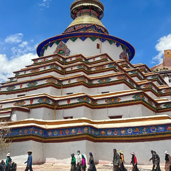 【白居寺】
這座寺廟融合了西藏三大教派的建築風格,以精美絕倫的壁畫和雕刻而聞名,寺內的十萬佛塔更是令人嘆為觀止的藝術瑰寶。