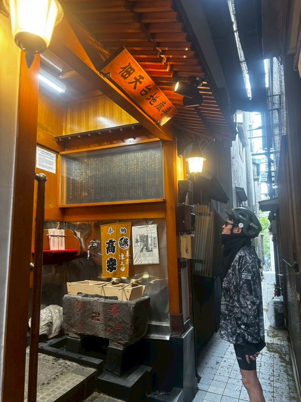 Hidden Jizo Shrines in the Alleys: These hidden shrines offer a glimpse into the spiritual heart of the neighborhood, far off the beaten tourist path. A perfect spot to capture the nostalgic, old-world charm of Tokyo.