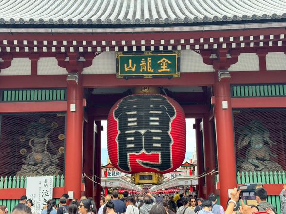 Asakusa (The Timeless Gateway)
Riding along the riverfront, we’ll pass striking modern landmarks before catching a glimpse of Kaminarimon, the majestic gate of Tokyo’s oldest temple hub. We will introduce you to the spirit of this bustling area and give you the perfect insider layout, so you can easily return later to explore its deep alleyways at your own pace.