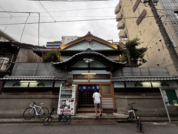 Sento Bath Culture: The Ultimate Mind-Body Recovery
Experience the ultimate local ritual at a traditional neighborhood Sento (public bathhouse). Born out of necessity to prevent fires in crowded historical neighborhoods, these bathhouses evolved into flat, social hubs where community members shed social status and connected openly. Wash away the fatigue of the ride and experience the blissful, refreshing sensation of Totou (mind-body alignment) through alternating hot and cold baths.