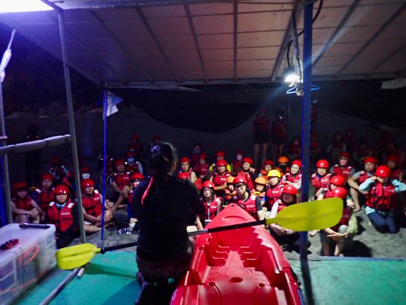 拍完照片 穿戴好裝備
🗣️ 海洋安全講習+技巧示範
教練手把手示範入水、划槳要領