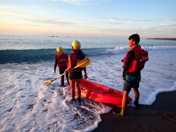 在教練的引導與陪伴下依序出海啦,在海上與大家一起會合不要自己亂跑喔