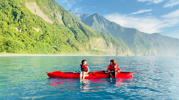 邊拍照邊聽教練講解海上風景與在地故事
然後就慢慢往回划船