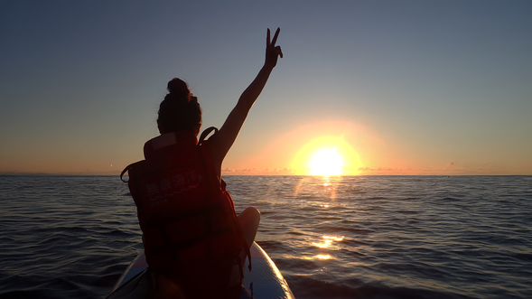終於看到日出啦
🌊 跟著教練一起划船超放心+自由拍照
讓海風拂面,捕捉最震撼的斷崖剪影