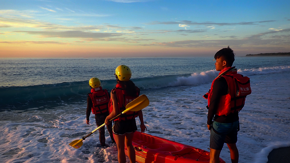 在教練的引導與守護下,準備出海啦
🚣♀️ 逐浪前行──まず清水斷崖探險!
穿梭碧海藍天之間,細細品味崖岸光影