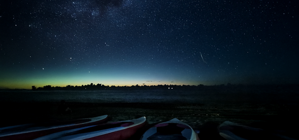 集合前 10 分 教練正在做帶團前準備與開會
可以在旁邊沙灘上靜靜等候,順便看一下滿天的星空
順便偷偷的熱身伸展一下
等等準備好好玩樂