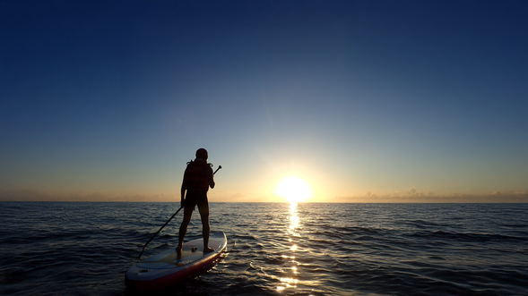 終於看到日出啦,跟教練一起划船超放心,趁日出多拍幾張照片