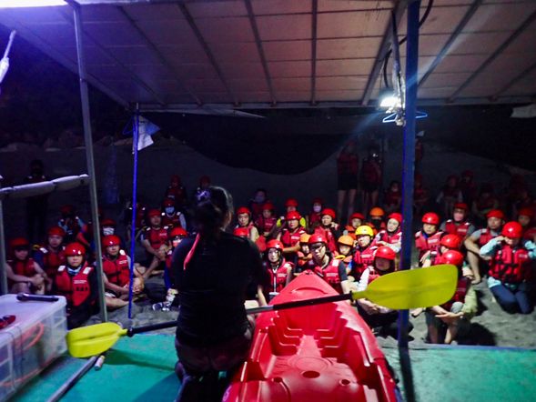 拍完照片依序入座,安全講習,技巧示範,行前講解與動作要領