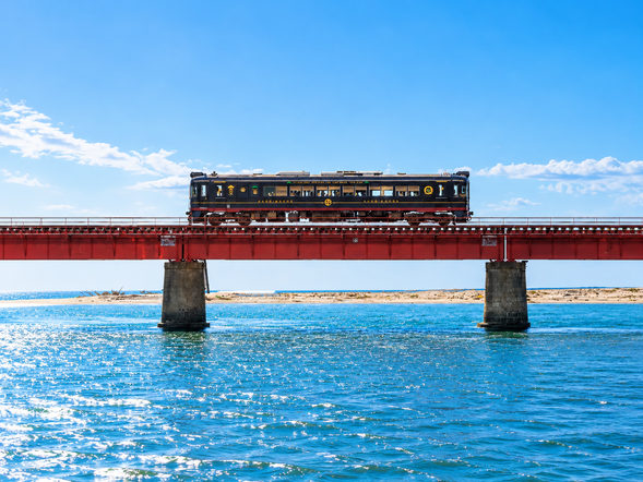 抵達西舞鶴站・丹後海上列車(約78分鐘)
從西舞鶴站搭乘列車前往天橋立站,途中經過由良川橋梁。列車穿越寬闊水面,呈現彷彿行駛於海面之上的「海上鐵道」景觀。
本段為普通列車自由席,可沿途欣賞京都北部丹後地區的海岸與自然風光。