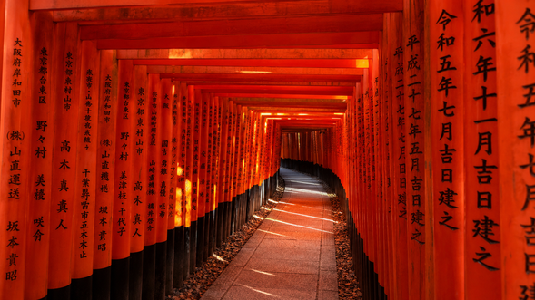 伏見稻荷大社|約70分鐘
前往京都代表性神社——伏見稻荷大社。
這裡以綿延的朱紅色「千本鳥居」聞名,可自由參拜、漫步鳥居參道及拍照,感受京都極具代表性的神社景觀。