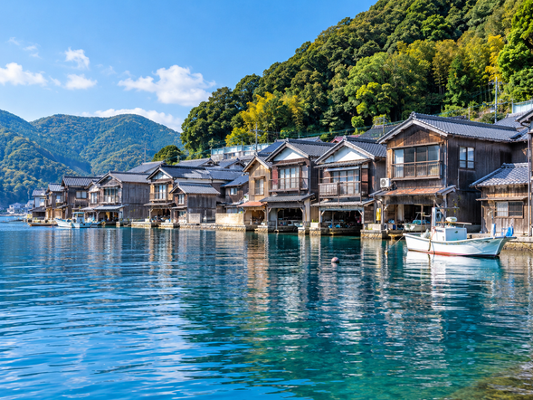 伊根舟屋(約120分鐘)
抵達伊根舟屋,安排約2小時自由活動。
漫步伊根灣沿岸的傳統舟屋聚落,可前往舟屋群展望所、伊根浦公園、舟屋日和等地,從不同角度欣賞伊根灣與舟屋風景。
依所選方案亦可搭乘伊根灣遊覽船,遊船體驗約25分鐘,從海上眺望沿岸舟屋群。