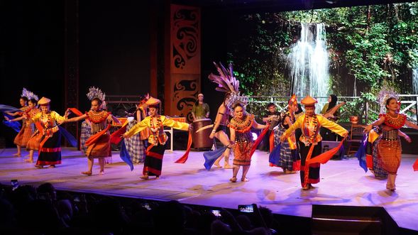 - Pickup from Hotel
Transfer from your hotel to Sarawak Cultural Village.
- Arrival and Introduction
Brief overview of the village’s layout and cultural significance.
- Guided Tour of Traditional Houses
Explore replica houses: Bidayuh, Iban, and Orang Ulu longhouses, Penan jungle settlement, Melanau tall-house, Malay townhouse, and Chinese farmhouse.
- Cultural Performance
Enjoy a traditional dance and music performance at the theater.
- Return to Hotel