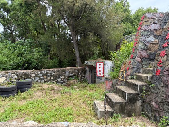 ➊密令解密|破解前線情報:參加者依任務卡中的摩斯密碼、旗語、地圖座標或戰地線索進行解碼,透過團隊討論找出正確答案,完成後取得任務章與下一階段指令。
➋突破封鎖|障礙挑戰:結合簡易體能與團隊協作,設置繞行、跨越、鑽越及補給物資搬運等低風險關卡,完成指定路線後即可過關。