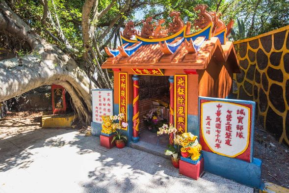 北安寺-座落於神雞墓旁,寺內供奉北極玄天上帝,是漂流至島上的神像,當時官兵撿拾後為祂建廟。廟宇牆面刻著「山不在高,有仙則名;廟不在大,心誠則靈」,為戰士們駐防時的心靈寄託。