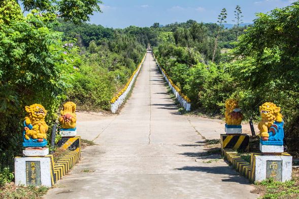 生明路-約500公尺長的生明路,兩側豎立相對的泥塑獅子,計有212對636隻獅子(公、母再加小獅),而大膽島全島則總共有491對,1473隻水泥塑獅子。