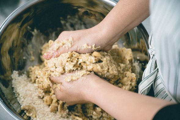 先生に教わりながら、味噌を仕込んでいきます。