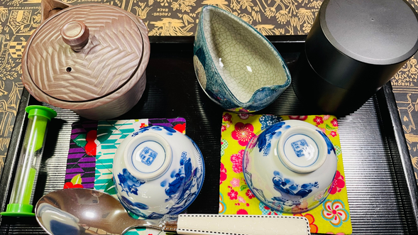 お茶のセットを準備しています。