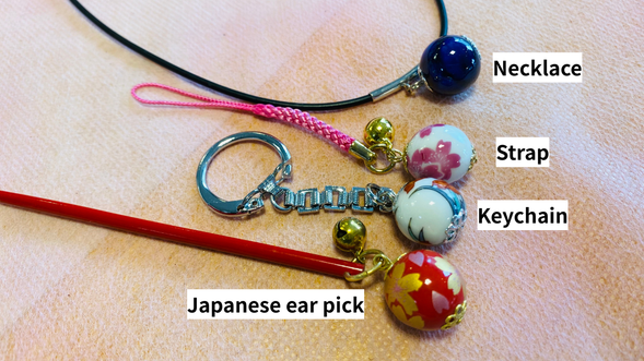 ネックレス、ストラップ、キーホルダー、耳かきの中からお好きなアイテムを2種類選びます。