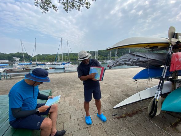 The instructor will give you a briefing before the tour starts.