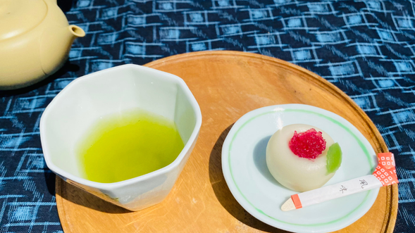 季節のお茶菓子とともに味わう、淹れたての波佐見茶。