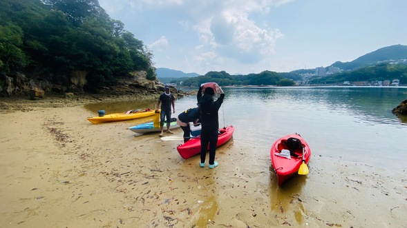 Land on a deserted island!