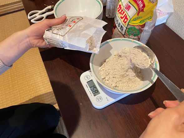 そば粉を測るところから、始めます。