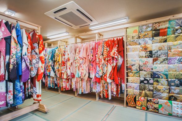 華やかな着物や小物を豊富に取り揃えた、明るく美しい店内です。