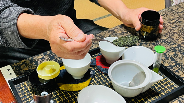 お茶の淹れ方を教わります。