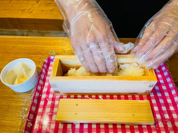 木枠におかずを詰めていきます。